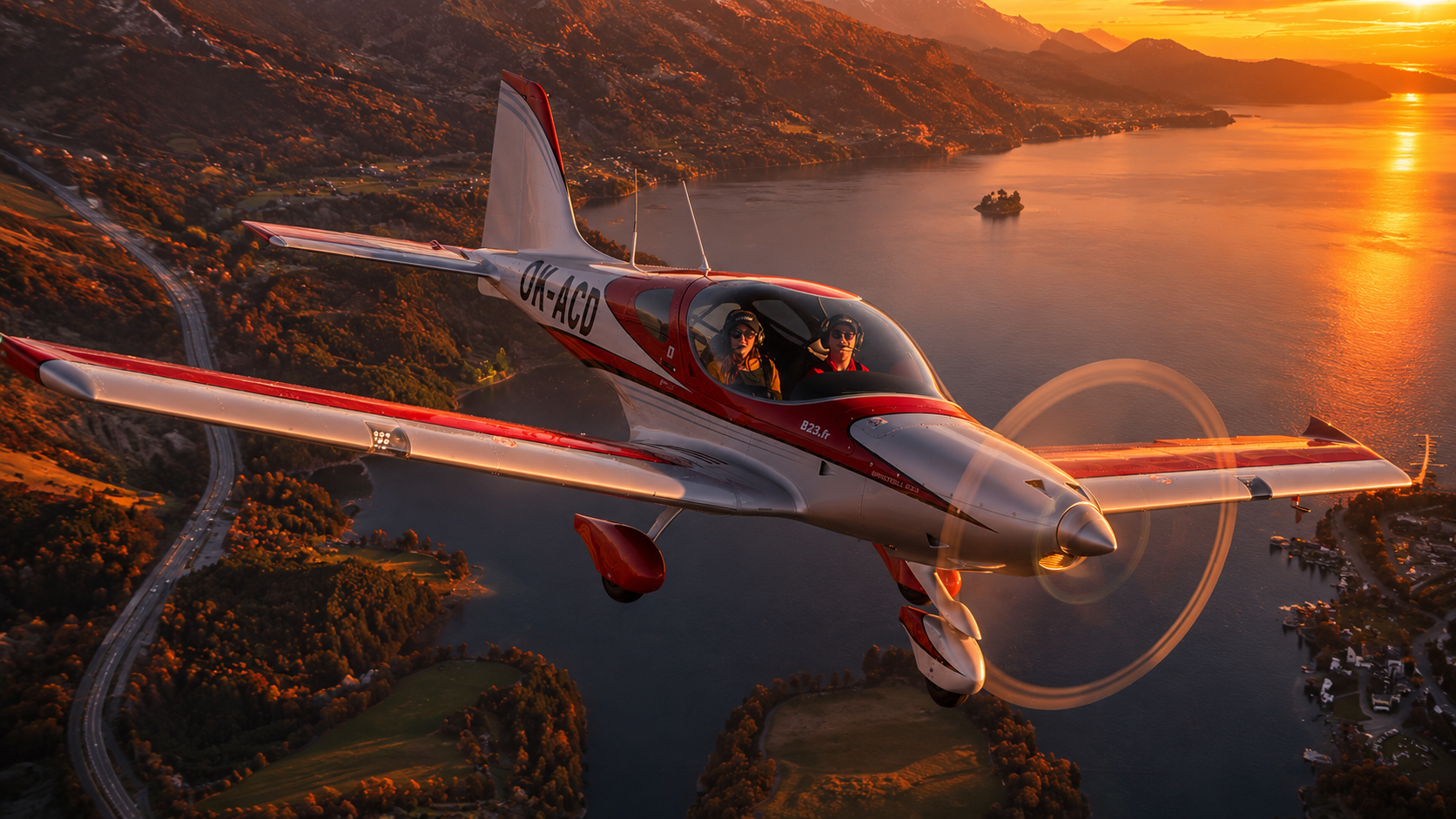 Avion en vol au coucher du soleil — Aéroclub de Bourg-en-Bresse